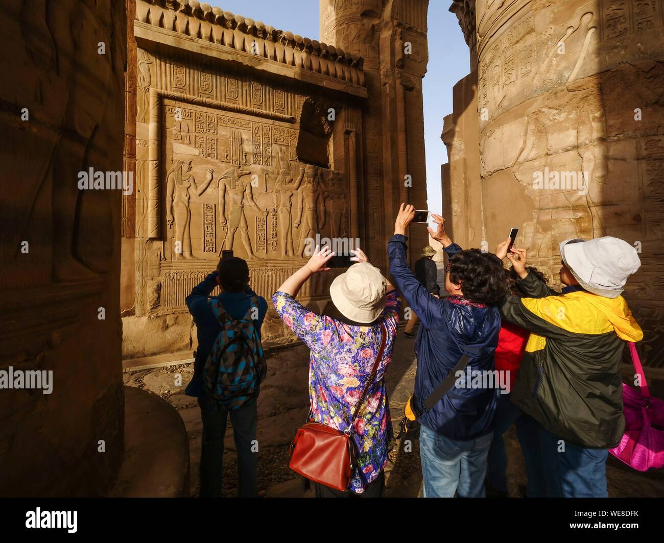 Ägypten, Ägypten, das Niltal, Touristen, Kom Ombo Tempel für das Krokodil - vorangegangen Gott Sobek Stockfoto
