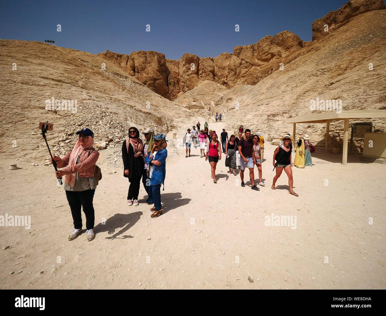 Ägypten, Ägypten, das Niltal, Umgebung von Luxor, Thebanischen Nekropole Welterbe der UNESCO, West Theben, Touristen zu Fuß in das Tal der Könige Stockfoto