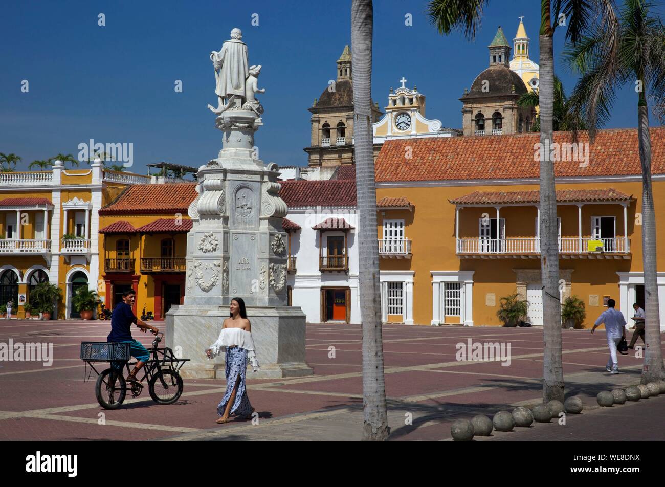 Kolumbien, Bolivar, Cartagena, als Weltkulturerbe von der UNESCO, jungen kolumbianischen elegant auf dem Platz von San Pedro Claver und seinen kolonialen Fassaden, in der alten Stadt angezogen Stockfoto