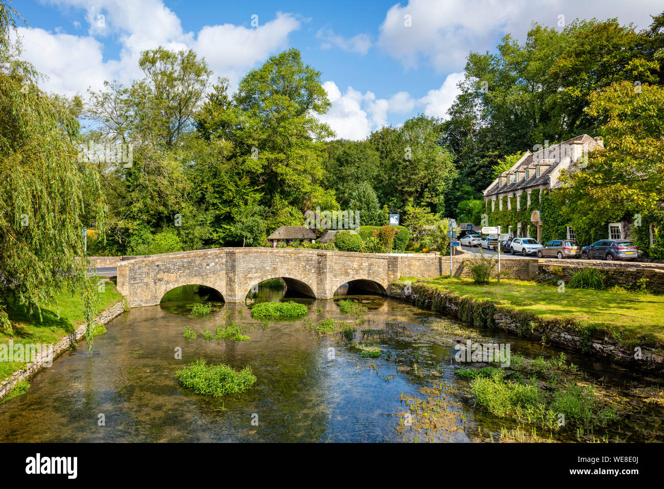 Bibury Brücke über den Fluss Coln und den Efeu bedeckt Hotel The Swan Bibury Bibury Hotels Gloucestershire Cotswolds England UK GB Europa Stockfoto