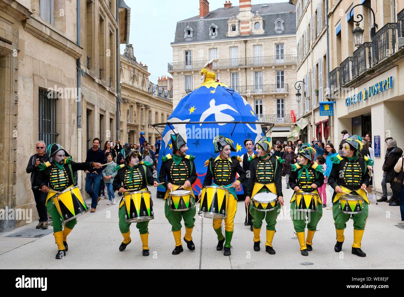 Frankreich, Cote d'Or, Dijon, Bereich, ein UNESCO Weltkulturerbe, Parade der Firma Transe Express anlässlich der Wiedereröffnung des Musée des Beaux-Arts (Museum der schönen Künste) Stockfoto Frankreich, Cote d'Or, Dijon, Bereich, ein UNESCO Weltkulturerbe, Parade der Firma Transe Express anlässlich der Wiedereröffnung des Musée des Beaux-Arts (Museum der schönen Künste) Stockfoto