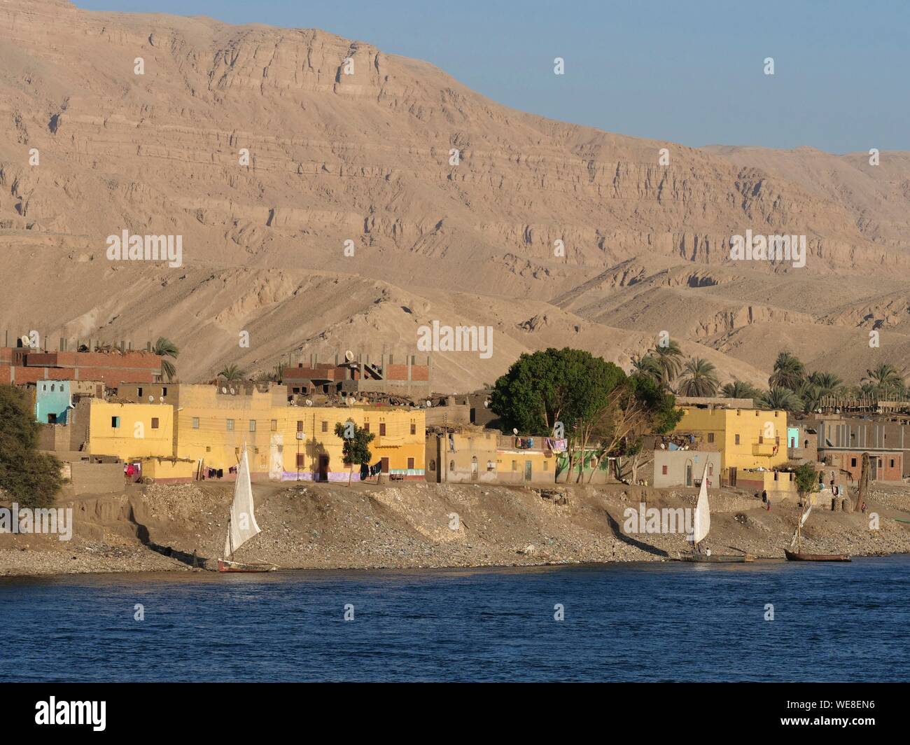 Ägypten, Ägypten, das Niltal, Dorf an den Ufern des Nils von einem Kreuzfahrtschiff Unterwegs auf dem Nil in Edfu gesehen Stockfoto