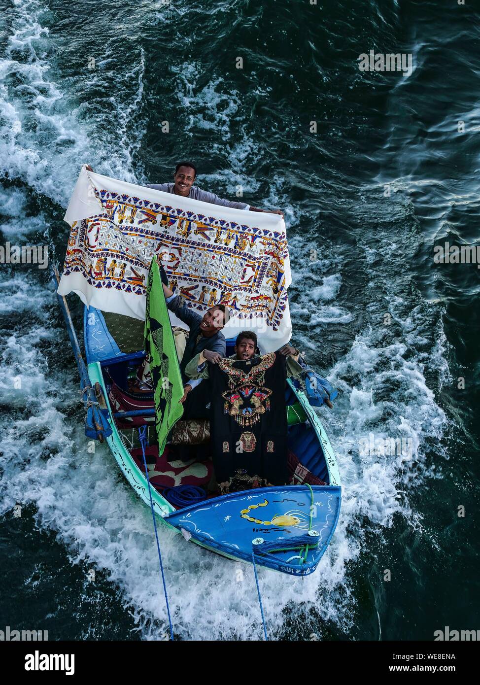 Ägypten, Ägypten, das Niltal, in Kom Ombo, ein Boot der Händler, die mit der Kreuzfahrtschiffe, die Segel auf dem Nil Baumwolle waren an Touristen zu verkaufen Riegel Stockfoto