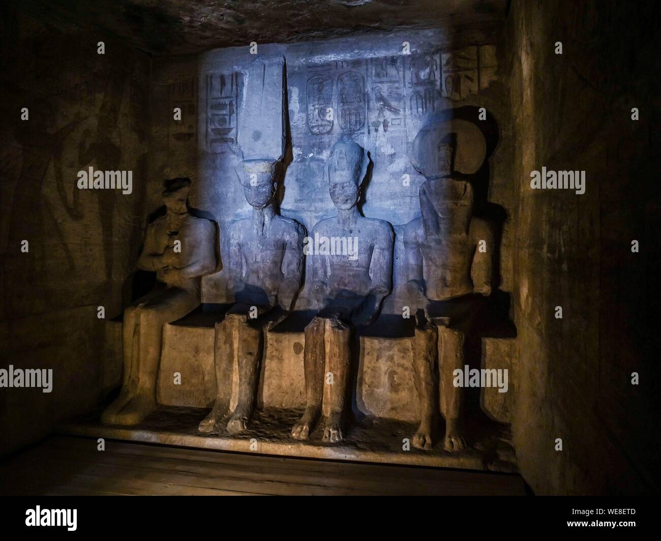 Ägypten, Ägypten, Nubien, Abu Simbel, UNESCO-Weltkulturerbe, im Tempel von Ramses II., am unteren Rand des Naos, die vier Statuen stellen von Ptah, Rê - Horakhty, Ramsès II und Amon-Re links Stockfoto