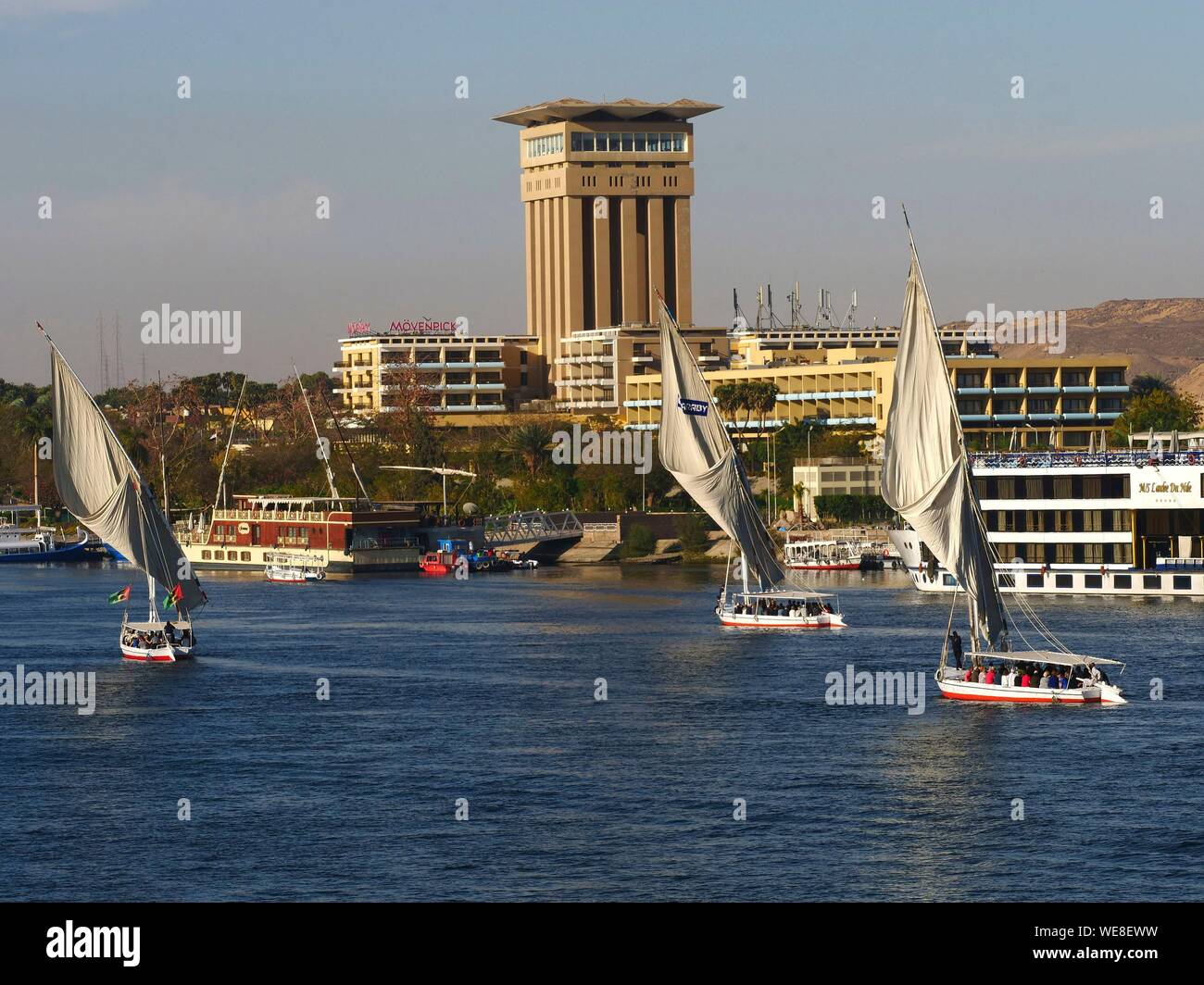Ägypten, Ägypten, Nubien, Nil Tal, Assuan, Feluke Segeln vor der Insel Elephantine Stockfoto