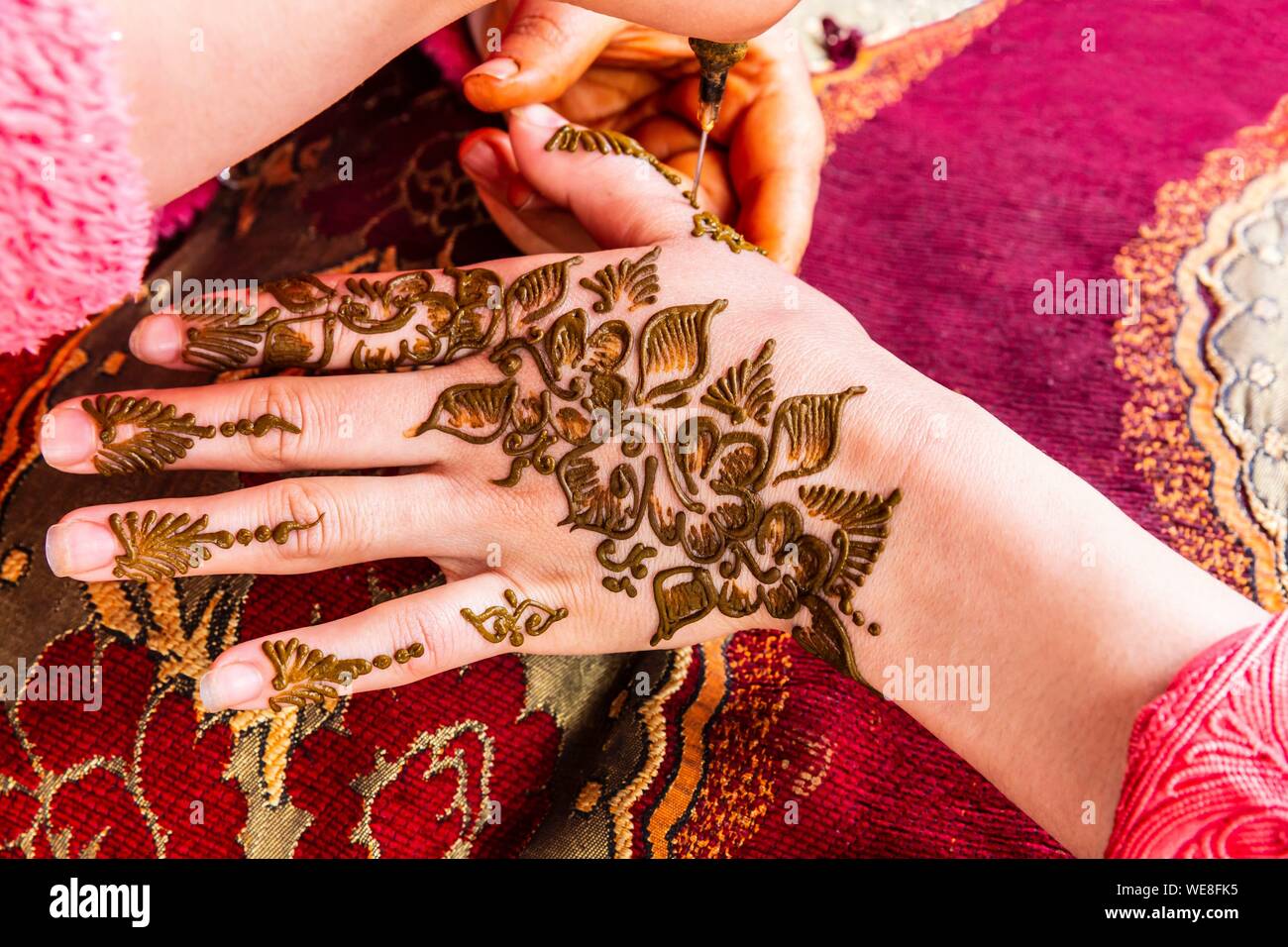 Marokko, Casablanca, Habous Bezirk, Hand gezeichnet mit Henna Stockfoto
