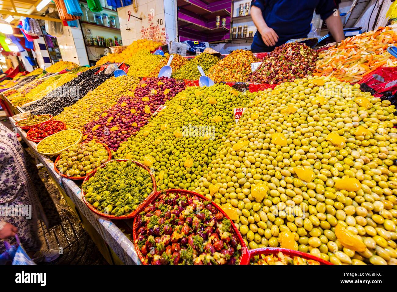 Marokko, Casablanca, Habous Bezirk, courette-Markt mit Oliven Stockfoto