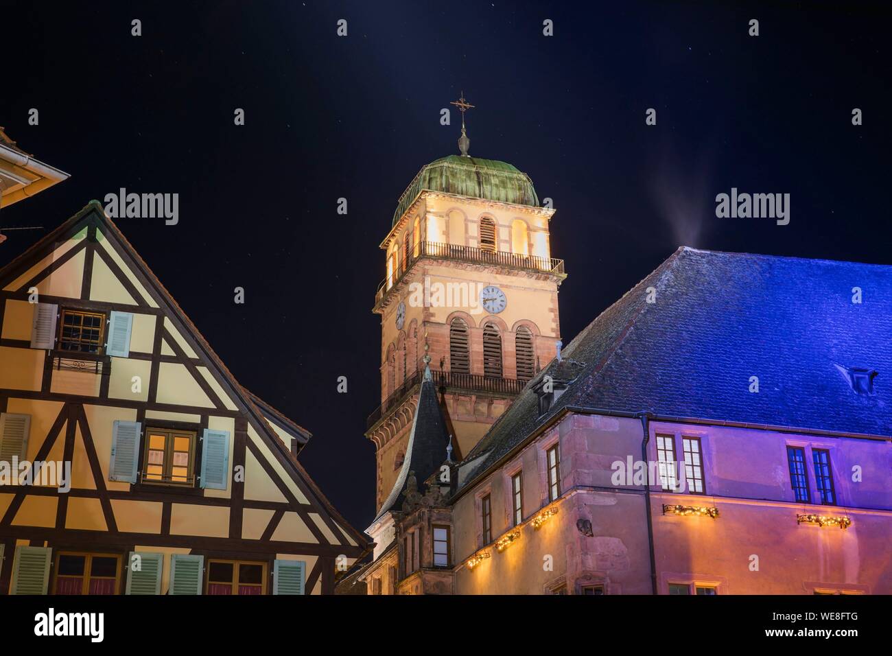 Frankreich, Haut Rhin, Route des Vins d'Alsace, Kaysersberg beschriftet Les Plus beaux villages de France (eines der schönsten Dörfer von Frankreich), Glockenturm aus dem 13. Jahrhundert Kirche der Erfindung de la Sainte Croix Stockfoto