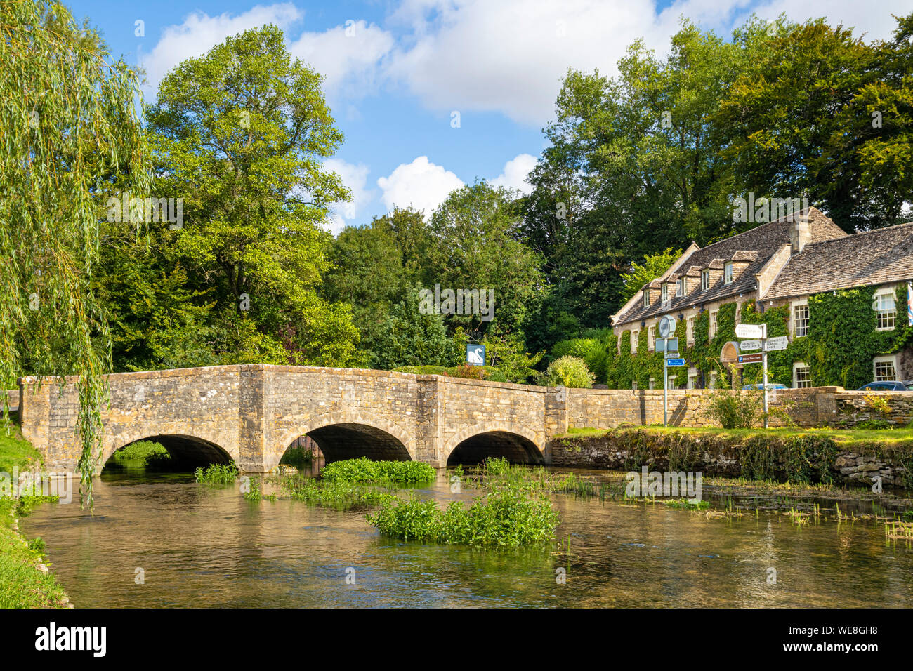 Das Cotswolds-Dorf Bibury mit Brücke über den Fluss Coln und das Efeu bedeckte das Swan Hotel Bibury Gloucestershire Bibury Cotswolds England UK GB Stockfoto
