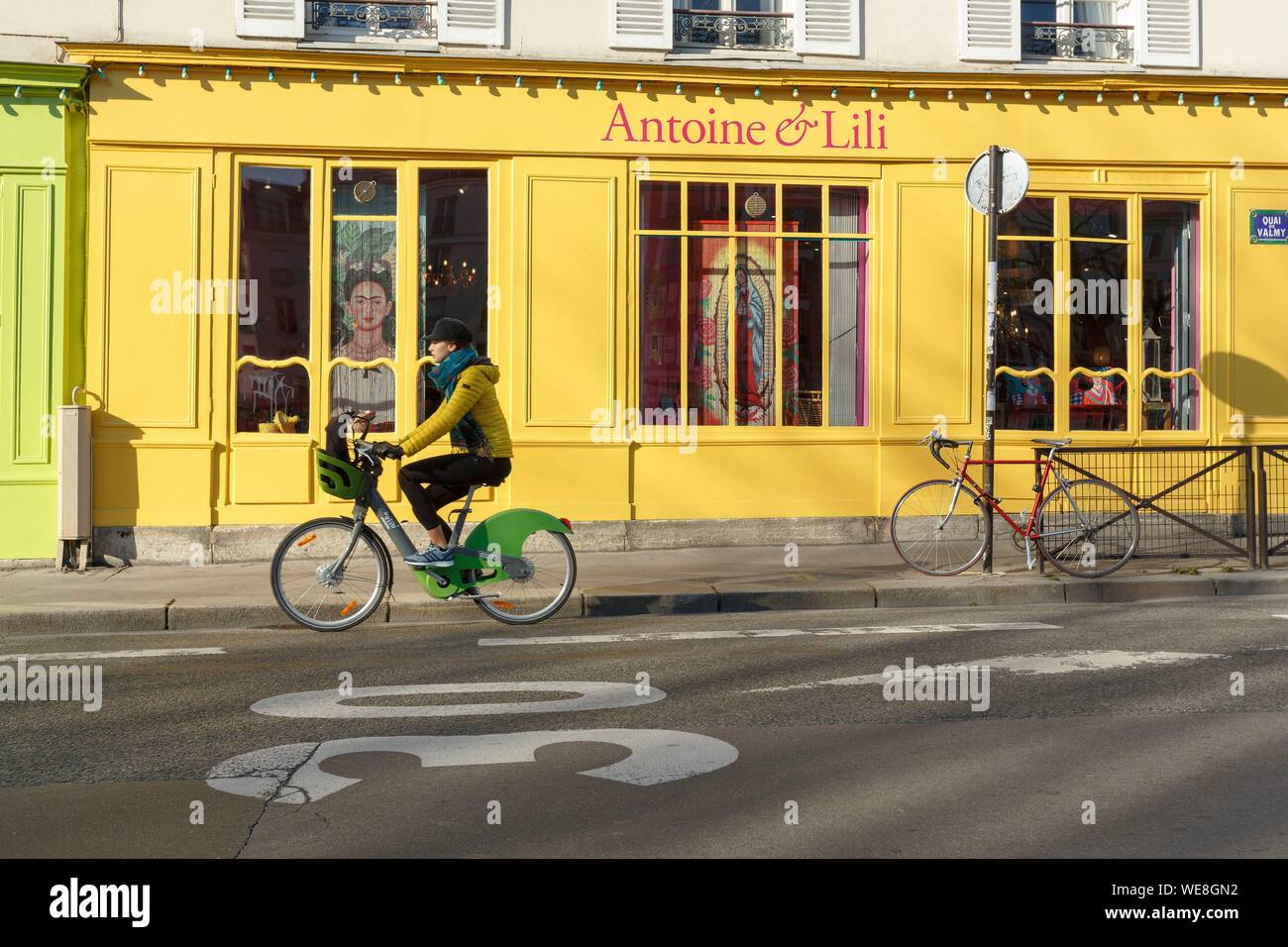 Frankreich, Paris, Radfahrer vor Antoine et Lili Schaufenster am Quai de Valmy entlang Saint Martin Canal Stockfoto