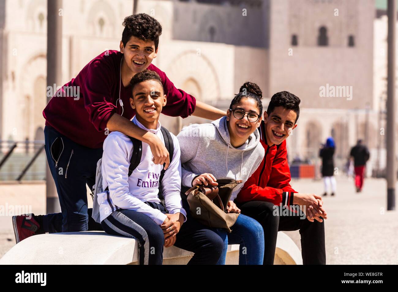 Marokko, Casablanca, Platz der Moschee Hassan II, junge Studenten Stockfoto