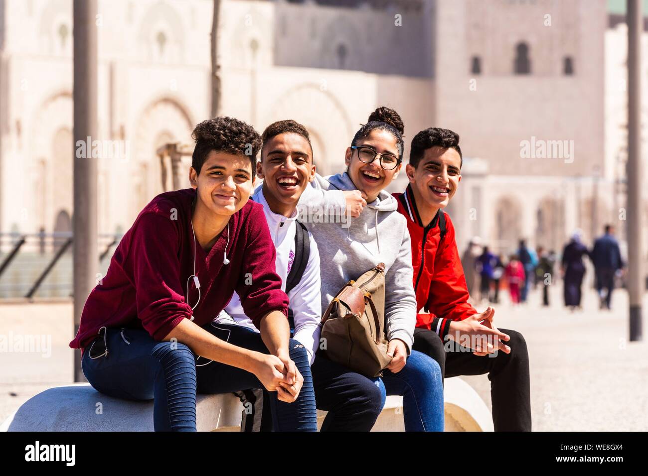 Marokko, Casablanca, Platz der Moschee Hassan II, junge Studenten Stockfoto