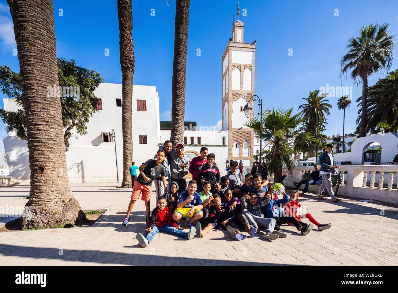 Marokko, Casablanca, alten Medina, Fußball-Team mit Blick auf die Große Moschee Stockfoto