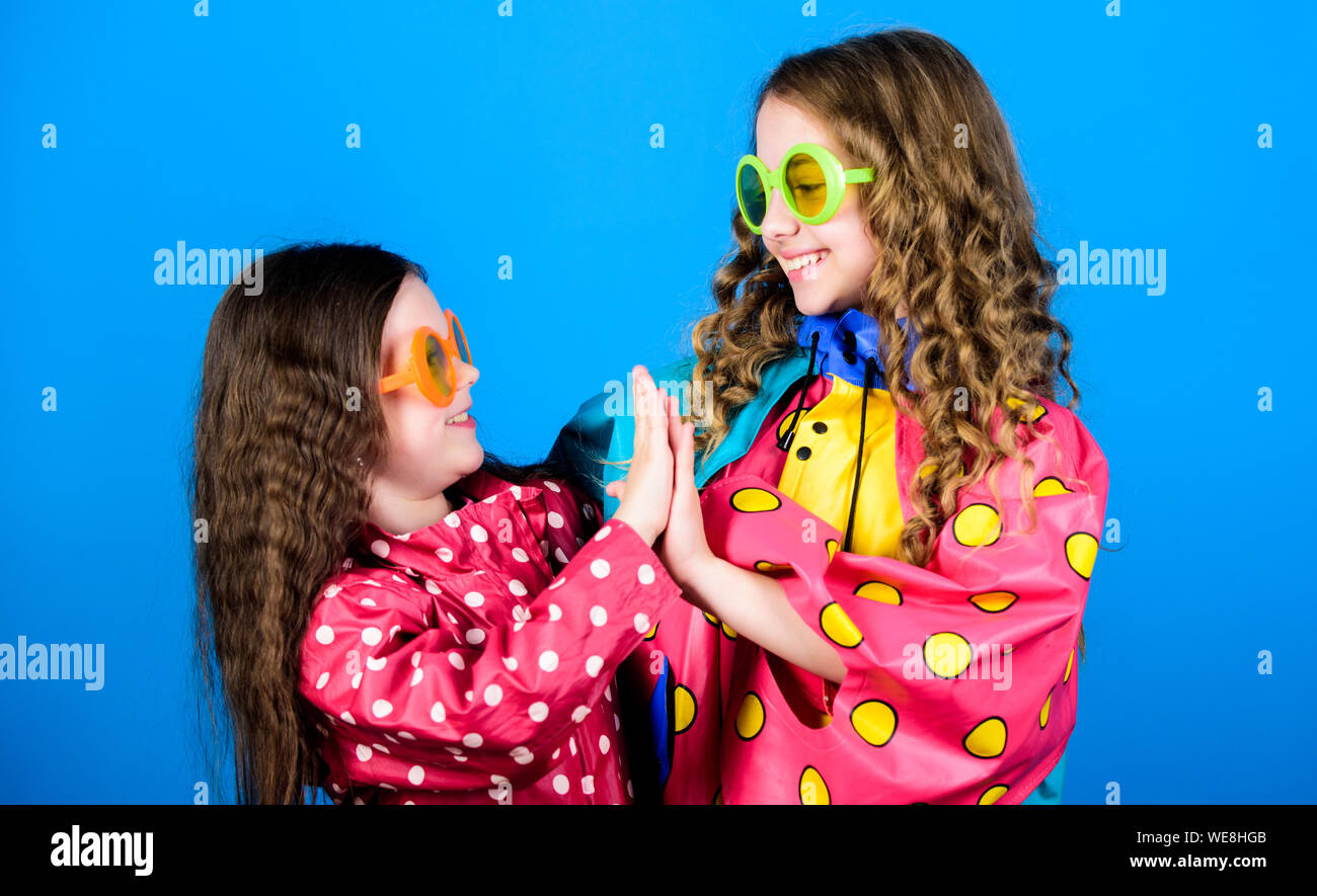 Regenbogen Herbst Mode Freundliche Hipster Kinder Schwesternschaft Spass Familie Kleine Madchen In Regenmantel Und Glaser Gerne Kleine Madchen In Bunten Regenjacke Regenschutz Perfekter Tag Zusammen Stockfotografie Alamy
