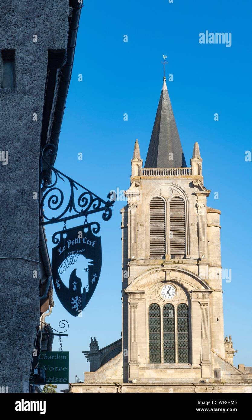 Frankreich, Yvelines (78), Montfort-l'Amaury, St Pierre Kirche und Glockenturm Stockfoto
