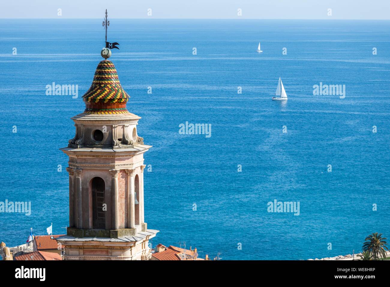 Frankreich, Alpes-Maritimes, Menton, Glockenturm der Kapelle der Unbefleckten Empfängnis, oder Weißen Büßer und die Bucht von Soleil Stockfoto