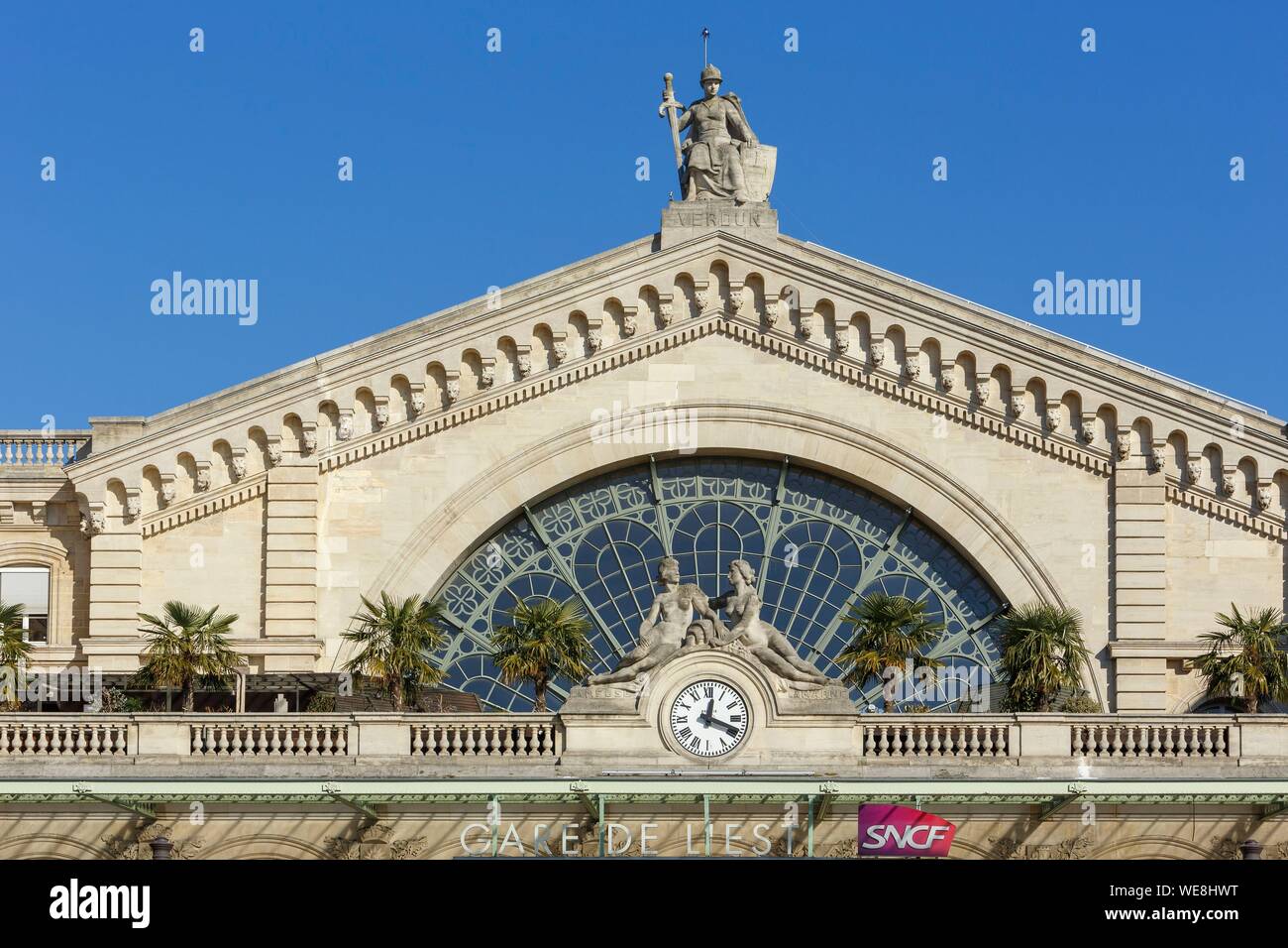 Frankreich, Paris, Gare de Paris-Est oder Gare de l'Est (von Osten), ist einer der sechs großen SNCF Bahnhof Termini in Paris, im Jahre 1849 geöffnet und die Arbeit des Architekten Francois-Alexandre Duquesney, der östlichen Fassade an der Spitze mit einer Statue, die die Stadt Verdun von Bildhauer Varenne Stockfoto