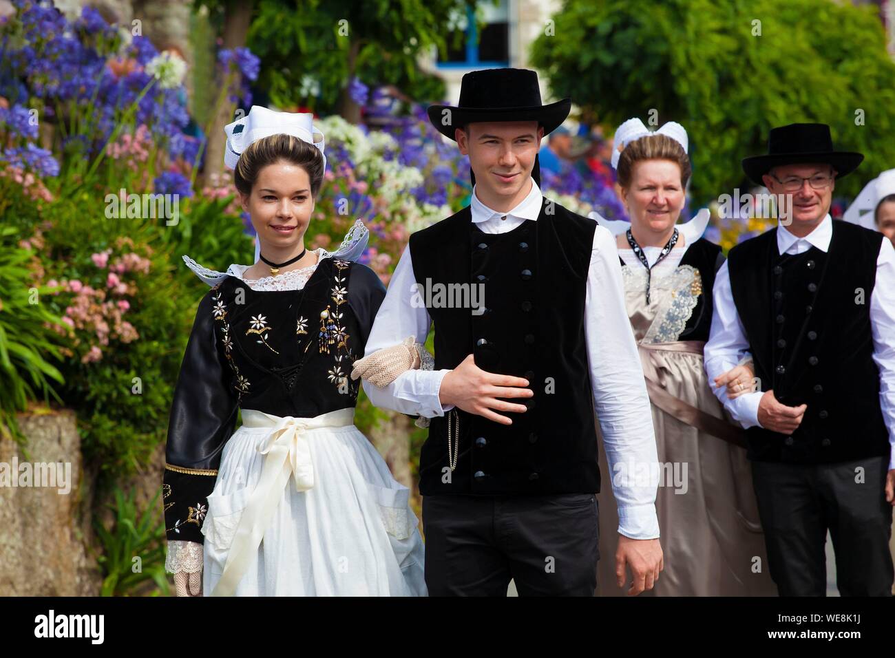 Frankreich, Finistere, Parade der Festival der Stechginster Blumen 2015 in Pont Aven, einzelnen Gruppen Stockfoto