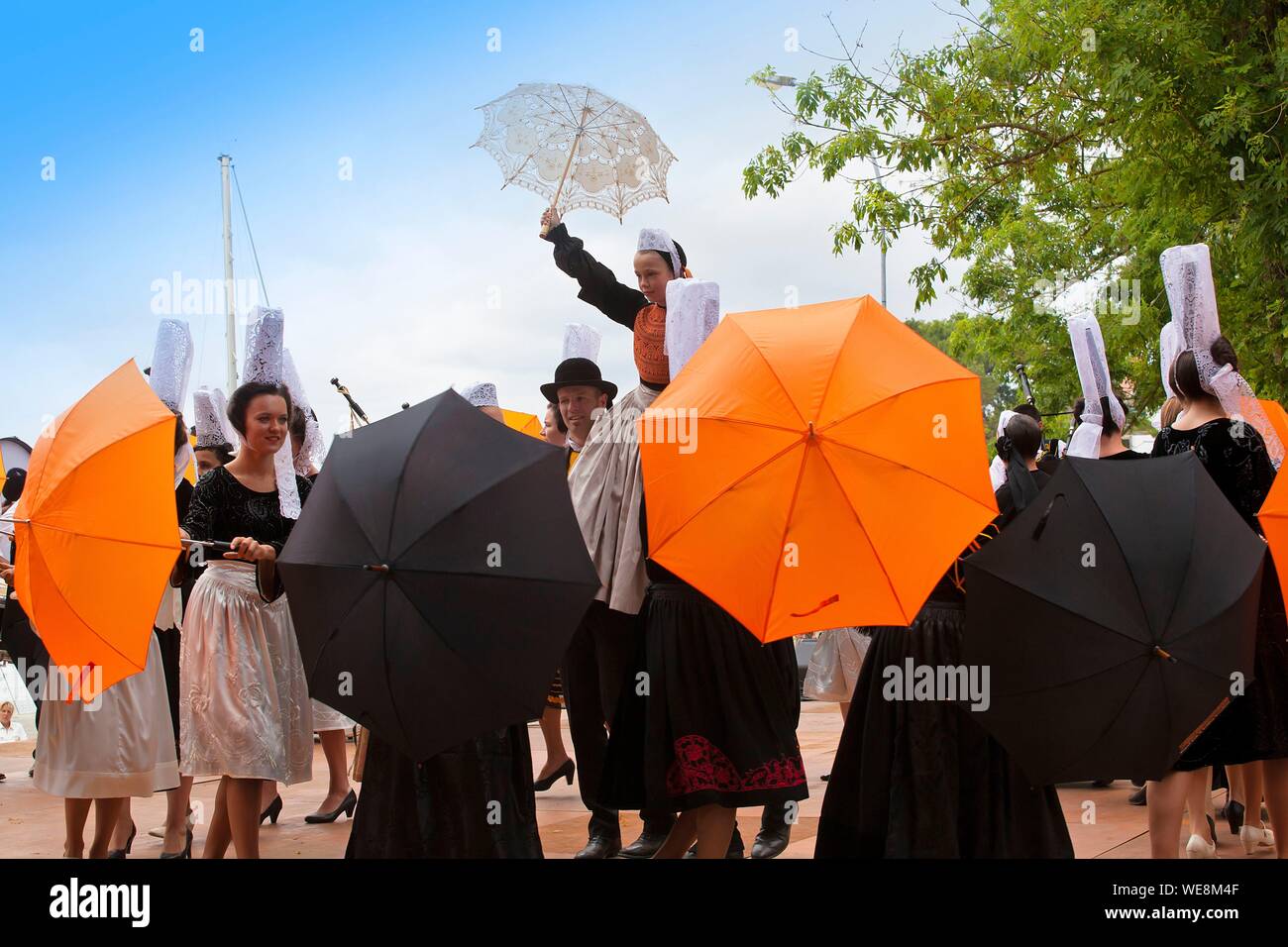 Frankreich, Finistere, Pont l'Abbe stickerei Festival, Bagk Kelch Keltieg Circle Dance von Benodet Stockfoto