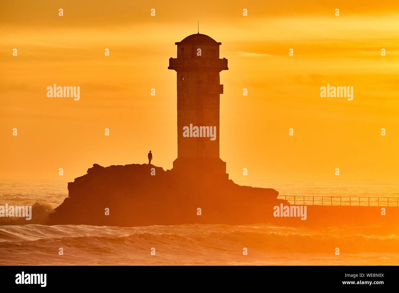 Frankreich, Finistere, Iroise, Iles du Ponant, Parc Naturel Regional d'Armorique (Armorica Regionaler Naturpark), Ile de Sein, mit der Bezeichnung Les Plus Beaux de France (die schönste Dorf in Frankreich), die Ar Gueveur Leuchtturm bei Sonnenuntergang Stockfoto