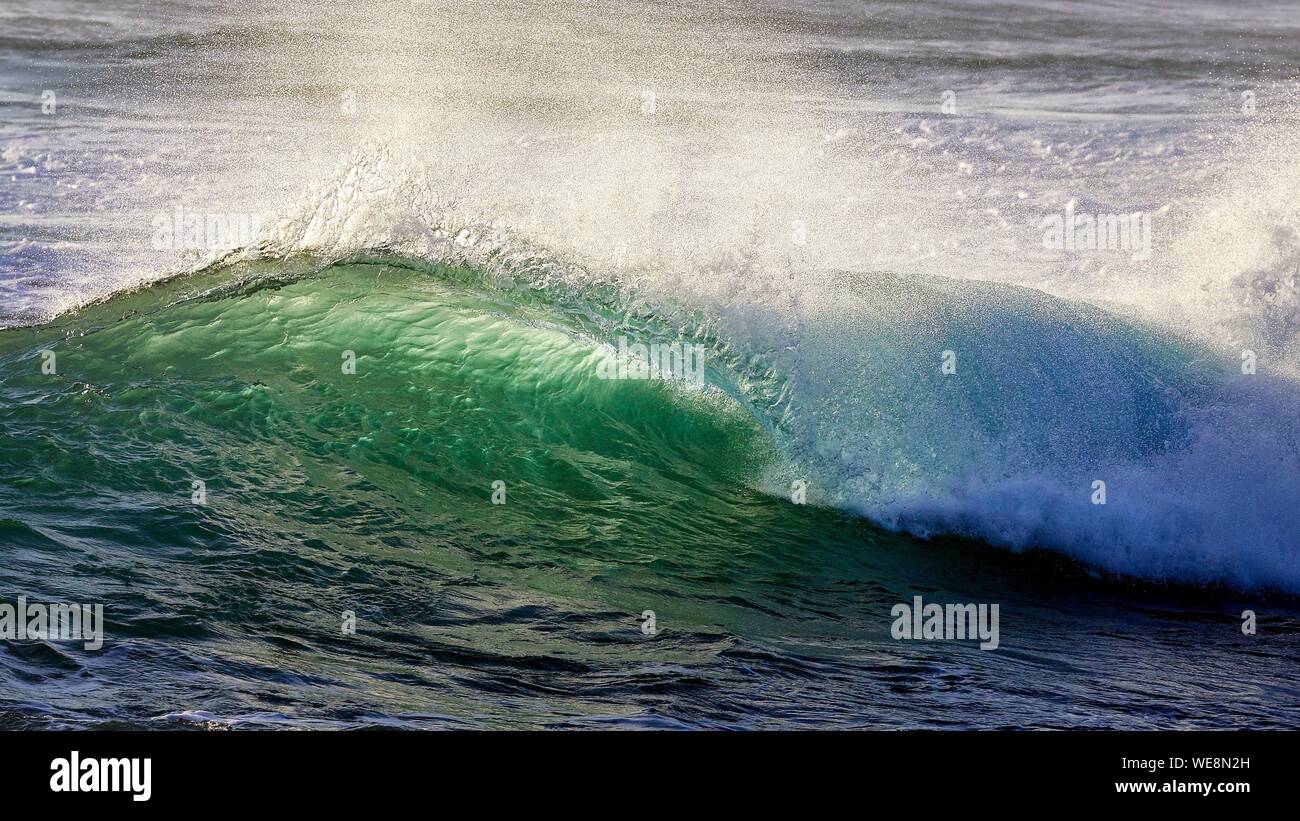 Frankreich, Finistere, Iroise, Iles du Ponant, Parc Naturel Regional d'Armorique (Armorica Regionaler Naturpark), Ile de Sein, mit der Bezeichnung Les Plus Beaux de France (die schönste Dorf in Frankreich), Wave auf der Chaussée de Sein im Westen der Insel Stockfoto