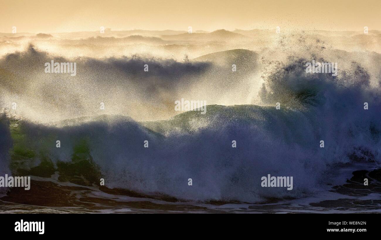 Frankreich, Finistere, Iroise, Iles du Ponant, Parc Naturel Regional d'Armorique (Armorica Regionaler Naturpark), Ile de Sein, mit der Bezeichnung Les Plus Beaux de France (die schönste Dorf in Frankreich), Wave auf der Chaussée de Sein im Westen der Insel Stockfoto