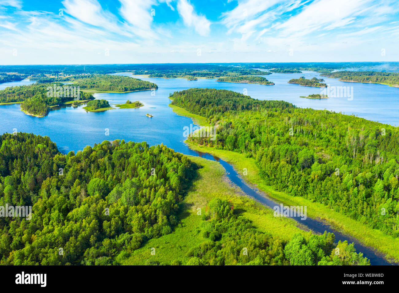 Luftaufnahme von grünen Inseln und Blue Lake Stockfoto