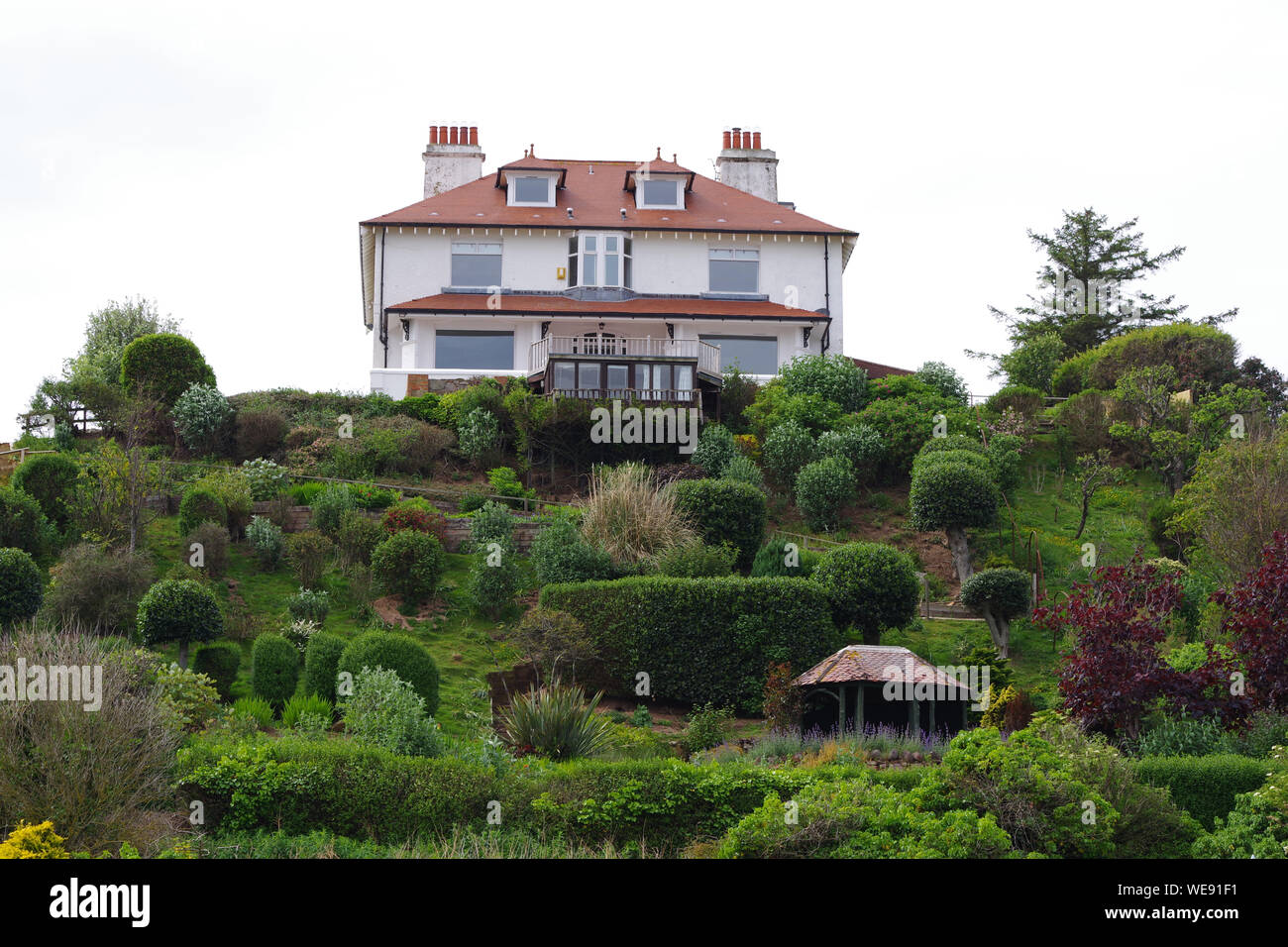 Das grosse Haus auf dem Hügel in Coldingham Bay. Coldingham Bay ist ein Einlass in der Nordsee, in den schottischen Borders Stockfoto