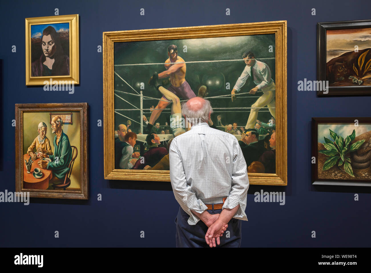 Whitney Museum, mit Blick auf ein älterer Mann an ein Gemälde von George Faltenbalg (Dempsey und Firpo), Whitney Museum der amerikanischen kunst, New York City suchen. Stockfoto