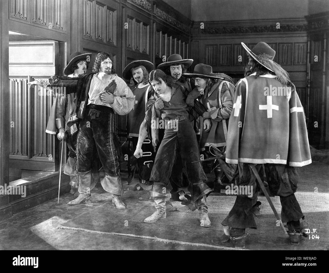 DOUGLAS FAIRBANKS SR als D'Artagnan THOMAS HOLDING als Herzog von Buckingham in DIE DREI MUSKETIERE Direktor 1921 Fred Niblo Roman Alexandre Dumas Stummfilm Douglas Fairbanks Bilder/United Artists Stockfoto