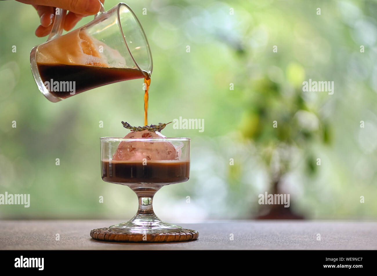 Espresso Kaffee mit Eis auf ein Glas Schale Stockfoto