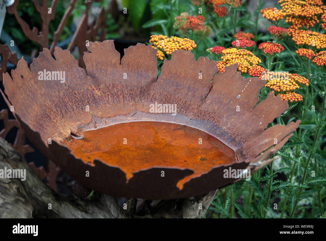 Rostige Gartendekoration Stockfotos Und Bilder Kaufen Alamy