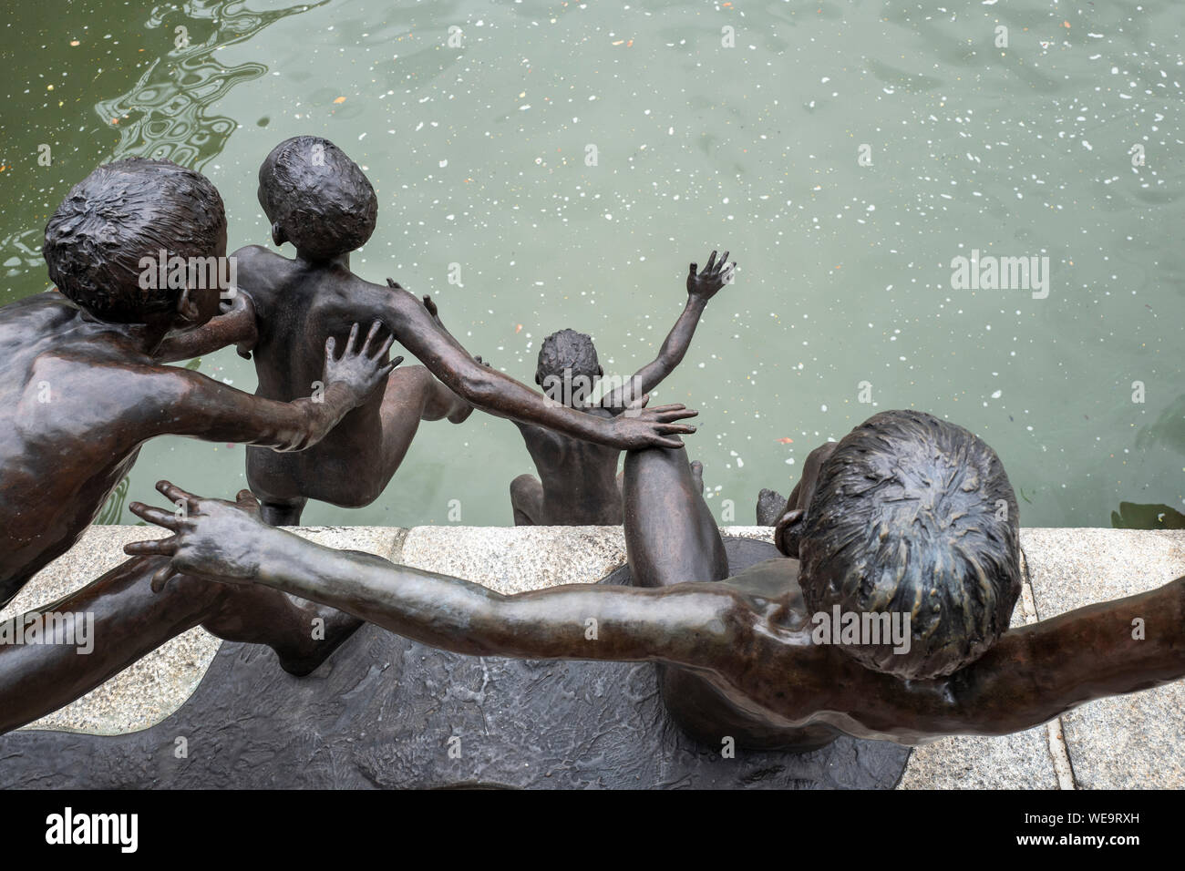 Erste Generation Bronze Skulpturen als Teil der Menschen der Fluss Serie von artist Chong Fah Cheong auf dem Singapore River, Singapur Stockfoto