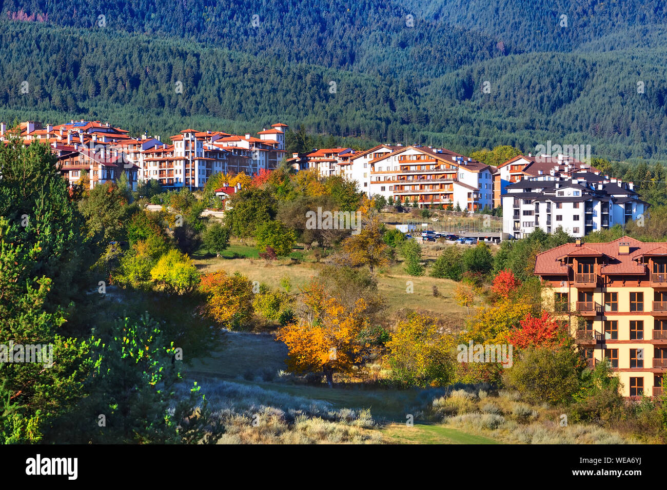 Bansko Stadt Herbst Panorama mit Häusern und bunten Herbst Bäume, Bulgarien Stockfoto