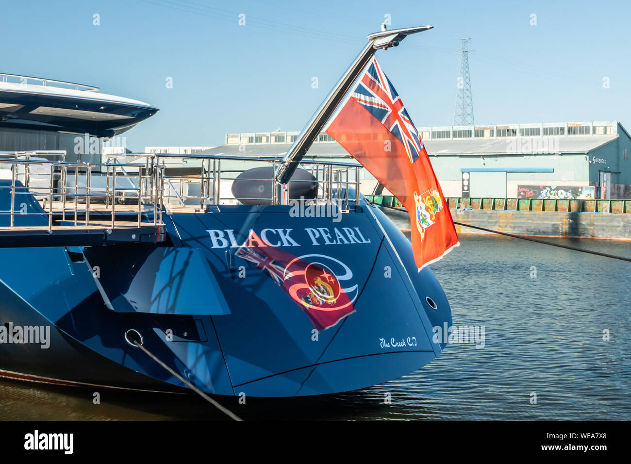 Kotka, Finnland - 28 August 2019: Super Luxus Yachtcharter Schwarze Perle im Hafen von Kotka günstig Stockfoto