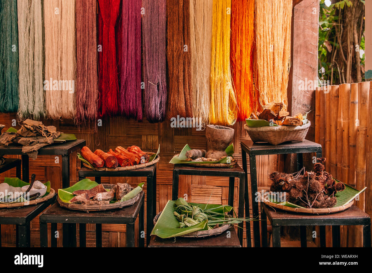 Details der natürlichen Bunte seidenen Faden Faser- und natürlicher Farbstoff Prozess Rohstoffe. Traditionelle seidenraupenzucht Thai Seide in der Landschaft Stockfoto