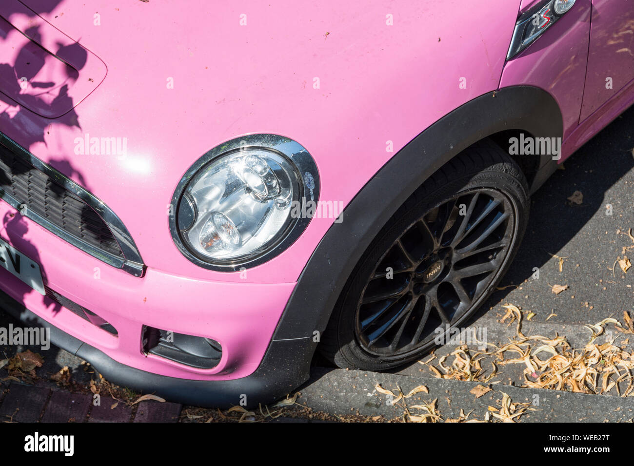 Nahaufnahme einer rosa BMW MINI COOPER Limousine Scheinwerfer vorne Stockfoto