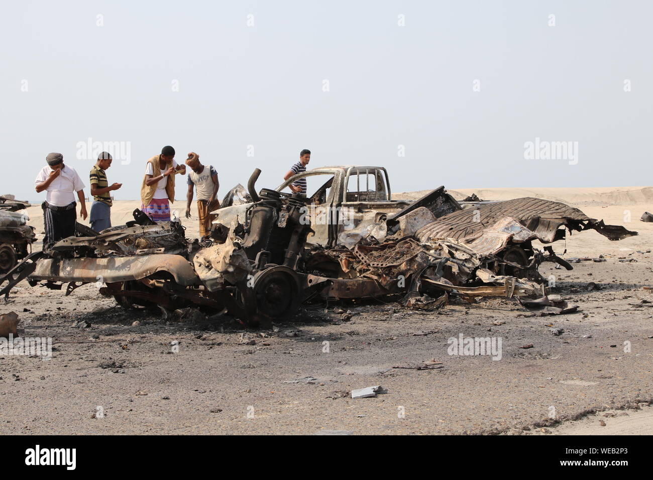 Aden Jemen. 30 Aug, 2019. Die Menschen vor Ort prüfen Autos während der luftangriffe am Stadtrand von Aden, Jemen zerstört am 12.08.30., 2019. Die jemenitische Verteidigungsministerium am Donnerstag, sprengte die Vereinigten Arabischen Emirate (VAE) für die Einleitung 10 Luftangriffe getötet und etwa 300 jemenitische Regierung Soldaten verletzt haben. Credit: Murad Abdo/Xinhua Quelle: Xinhua/Alamy leben Nachrichten Stockfoto