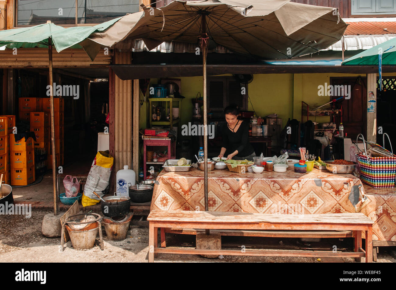 APR 5, 2018 Luang Pranbang, Laos - Südost asiatischen Stil Street Food Shop in Luang Prabang morgens auf dem Markt. Outdoor Straße laos Noodle Shop. Stockfoto