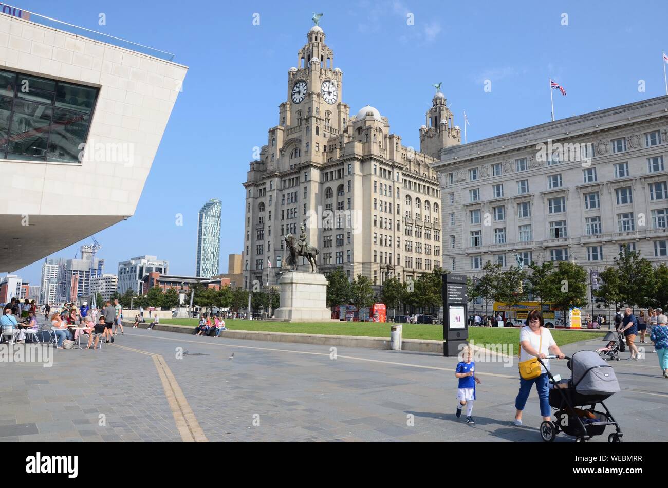 Royal Liver Building, Edward VII Statue und Museum von Liverpool auf waterfront Kai, Liverpool, England, UK. Stockfoto