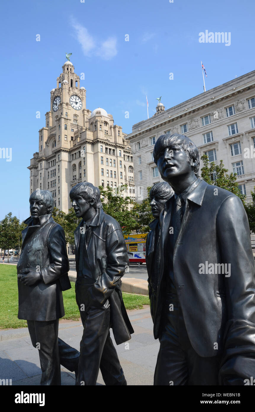 Statue der Beatles von Andrew Edwards vor Liver Building auf Liverpool Waterfront, England, Großbritannien Stockfoto