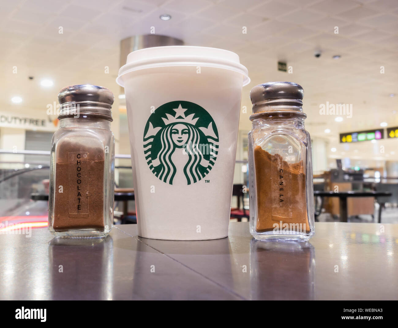 Starbucks Tasse mit Schokolade und Zimt in Flughafen Starbucks in Spanien Stockfoto