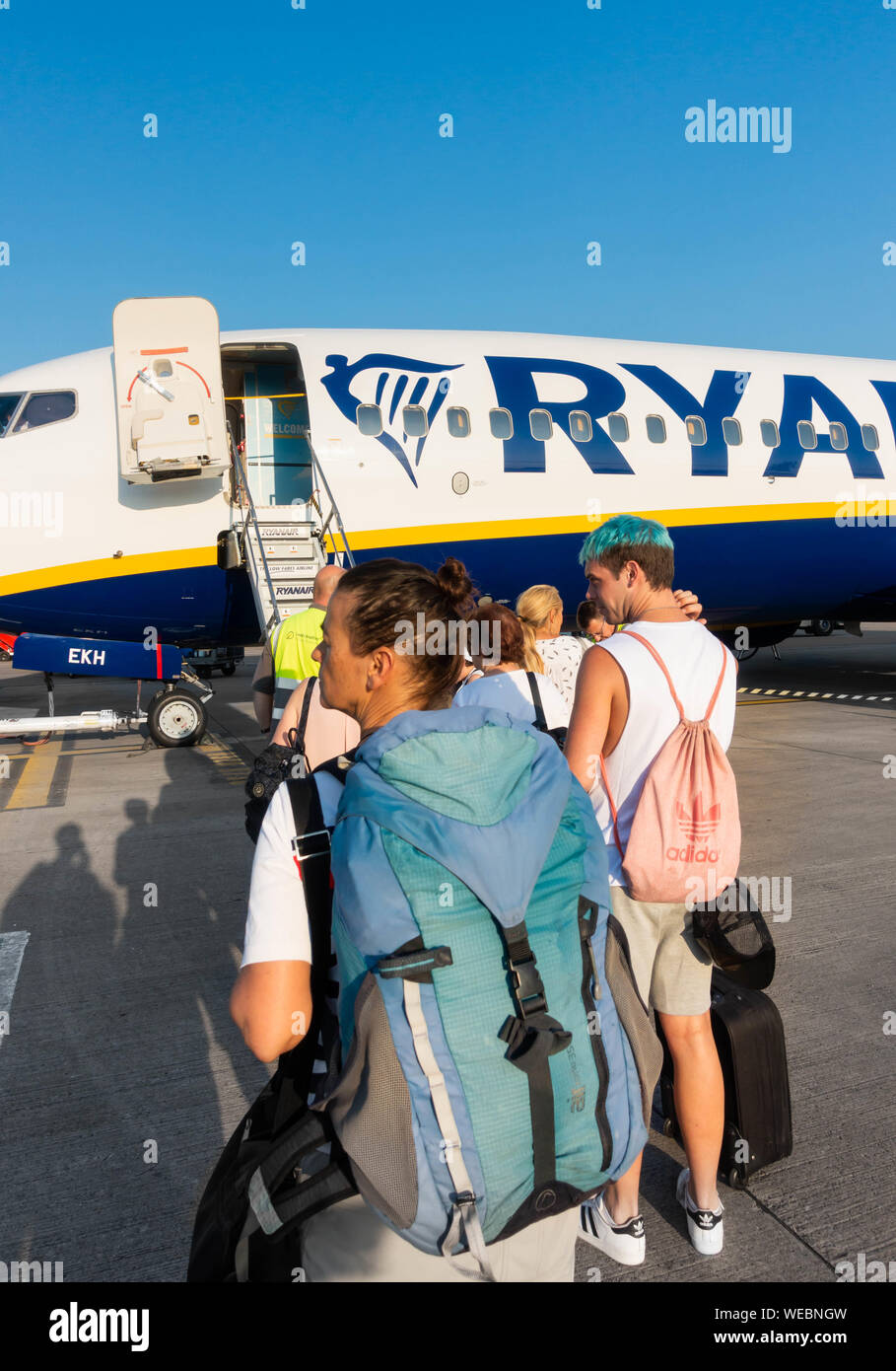 Die Passagiere an Bord Ryanair Flug warten Stockfoto