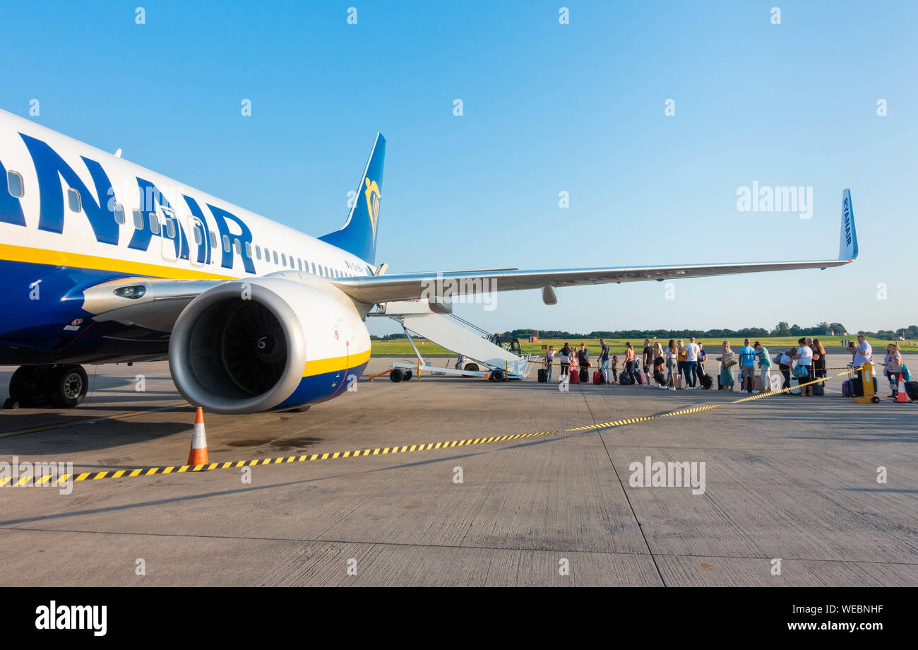 Die Passagiere an Bord Ryanair Flug warten durch die Hintertür. Stockfoto