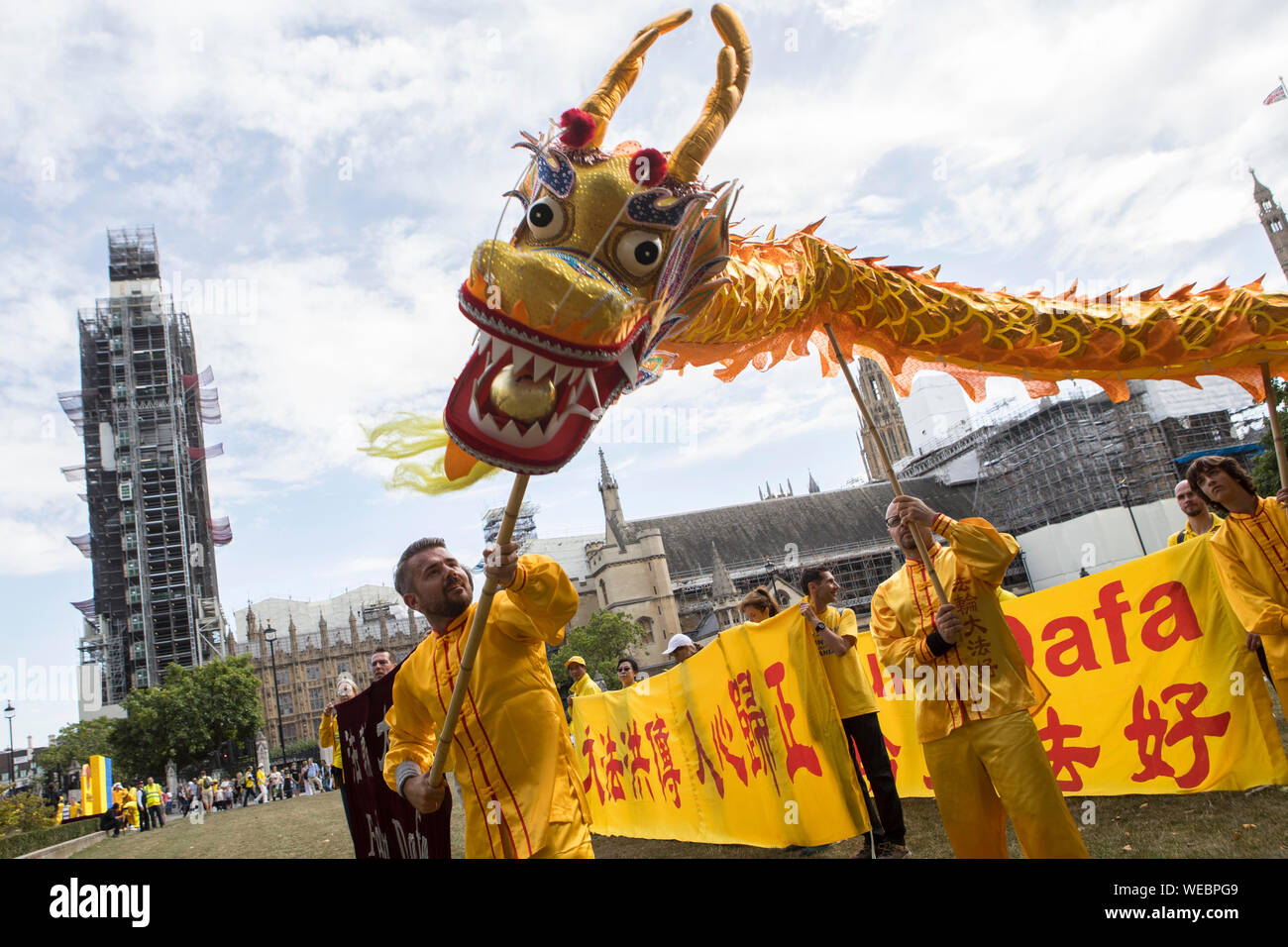 Eine Parade baut auf den Parliament Square in London, mit einem chinesischen Drachen Falun Dafa, eine traditionelle chinesische Meditationspraxis zu fördern. Stockfoto