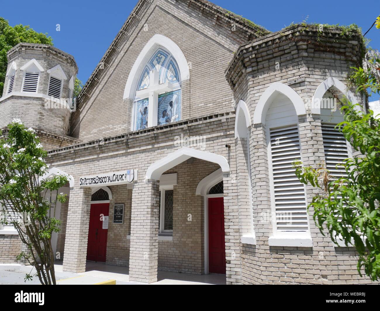 Seitenansicht der vorderen von St. Peter der episkopalen Kirche in Key West, Florida. Stockfoto