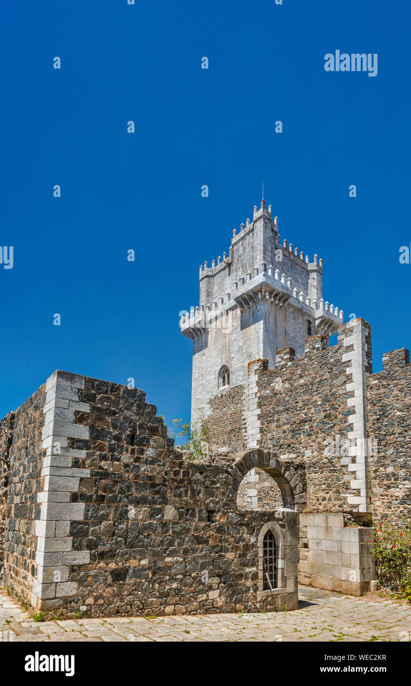 Torre de Menagem, manuelinischen Stil, Turm und Stadtmauer in Castelo de Beja, Burg aus dem 14. Jahrhundert in der Altstadt von Beja, Baixo Alentejo, Portugal Stockfoto