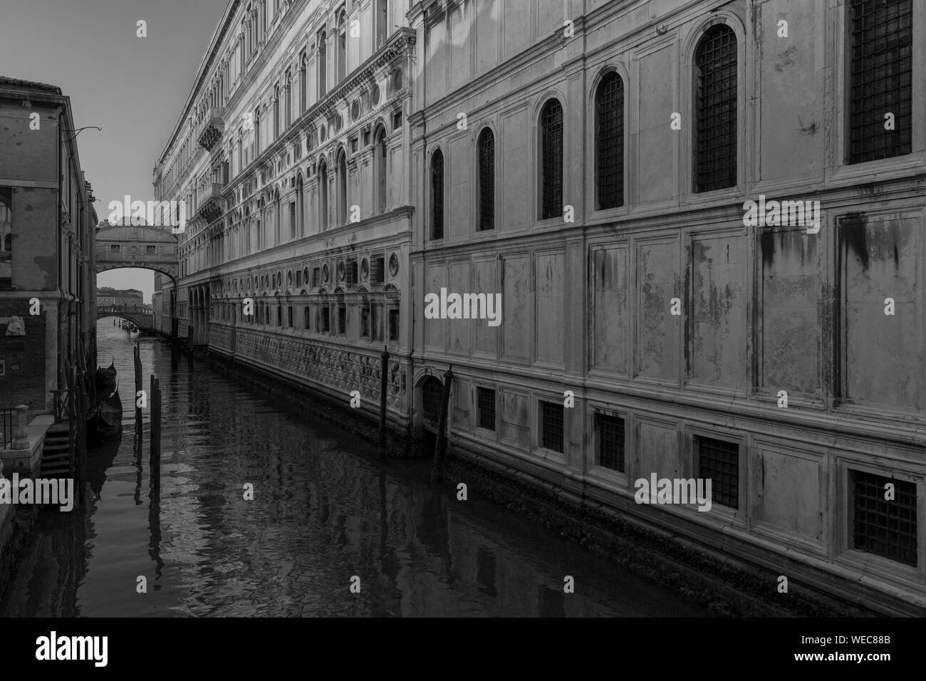 Blick auf die Seufzerbrücke in Venedig, Italien, bei Sonnenaufgang Stockfoto