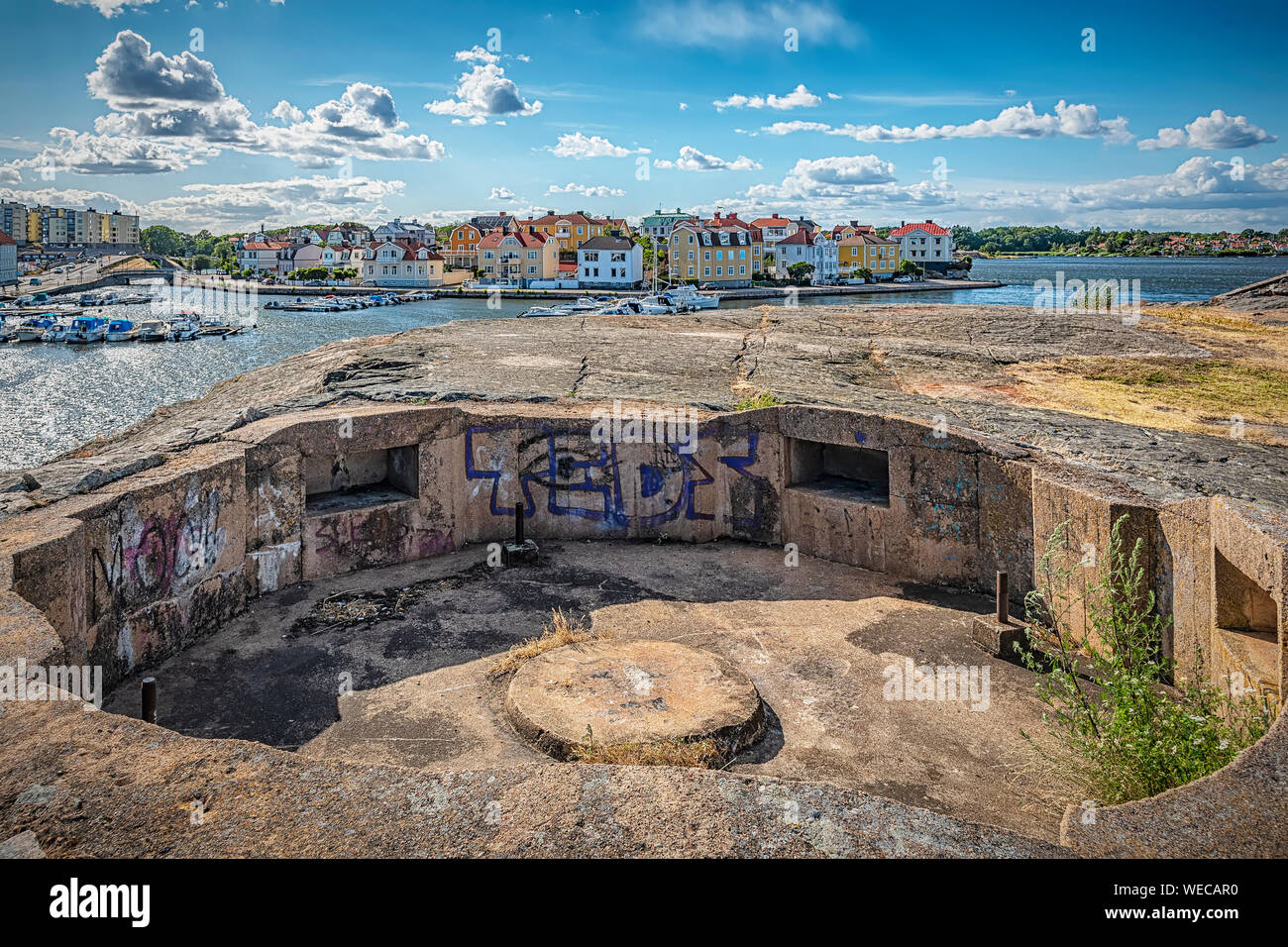 Eine verlassene Welt Krieg Zwei Bunker auf der Insel in Richtung stakholmen ekholmen in Karlskrona in Schweden. Stockfoto