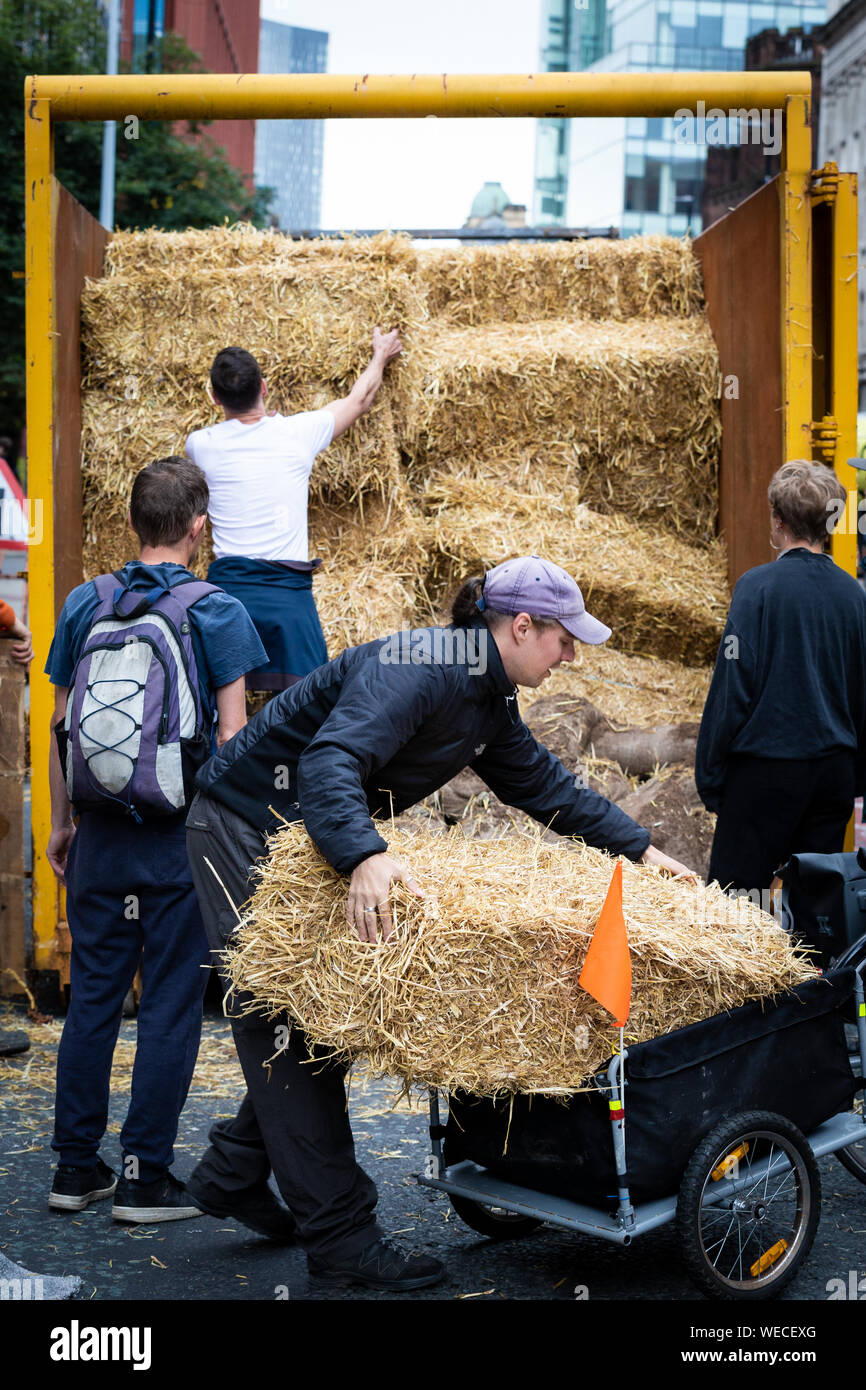 Manchester, Großbritannien. 30 Aug, 2019. Die nördliche Rebellion, der Teil der vom Aussterben Aufstandsbewegung belegt eine der grossen Verkehrswege durch die Stadt heute Morgen. Deansgate, kam zum Stillstand, als die Demonstranten auf die Straße, in der Verfolgung für friedliche Aktion erstellen Änderungen notwendig, um den Klimawandel zu bewältigen hat. Credit: Andy Barton/Alamy leben Nachrichten Stockfoto